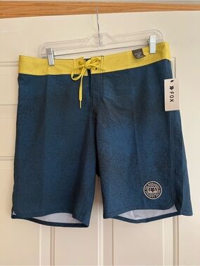 New men’s Fox next level 18” blue yellow board shorts. Size 33”